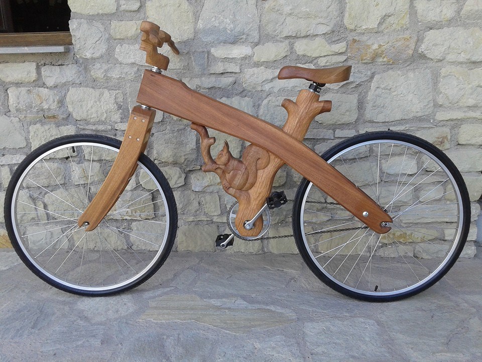 Το διάσημο πλέον ξύλινο ποδήλατο με το χαρακτηριστικό σκαλιστό σκιουράκι