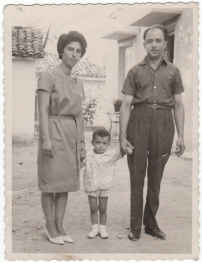 Η μητέρα μου, εγώ δυο χρονών, ο πατέρας μου Γιώργος Λουλές.  Καλοκαίρι του 1962 