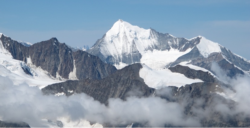 Η βόρεια πλευρά του Weisshorn όπως φαίνεται από το Lagginhorn. Η αριστερή ράχη είναι η κλασσική διαδρομή (Ανατολική Ράχη) ενώ λίγο πιο πίσω διακρίνεται και η δυτική ράχη