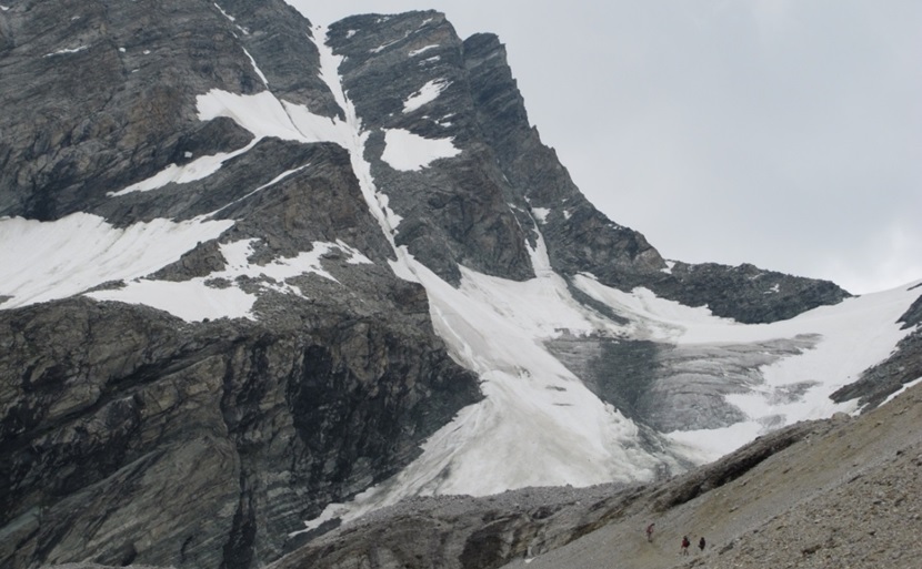 Το λούκι που σκαρφαλώθηκε κατά την αναγνωριστική ανάβαση προς την κορυφή P 3914μ (50ο, 300 μέτρα) μέχρι τη μεγάλη χιονισμένη πλαγιά και στη συνέχεια αριστερά 
