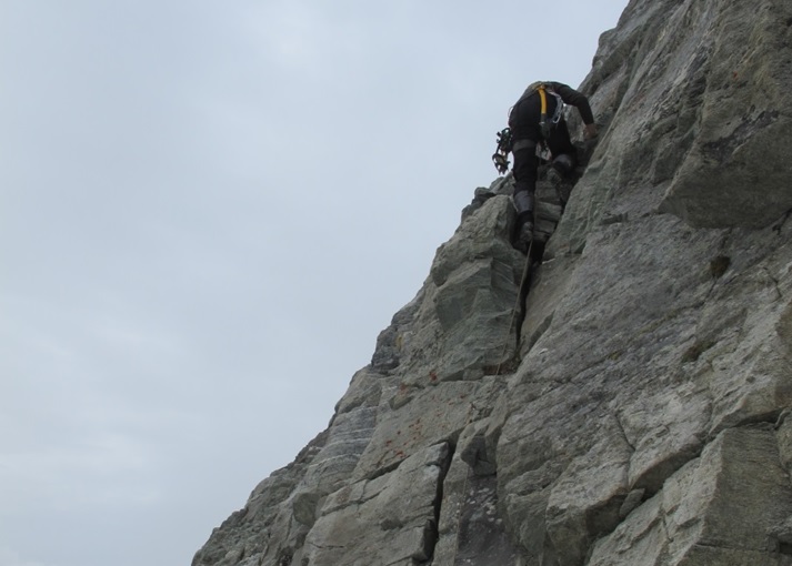 Ο Νίκος Κρούπης σκαρφαλώνοντας προς την προ-κορυφή P 3914μ