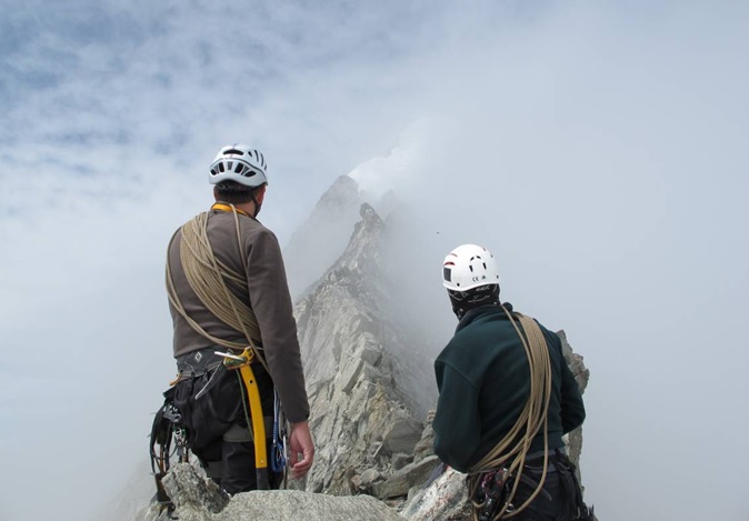 Ο Νίκος Κρούπης και ο Γιώργος Ζαρδαλίδης στην κόψη της ανατολικής ράχης όπως φαίνεται από την προ-κορυφή P 3914μ. 